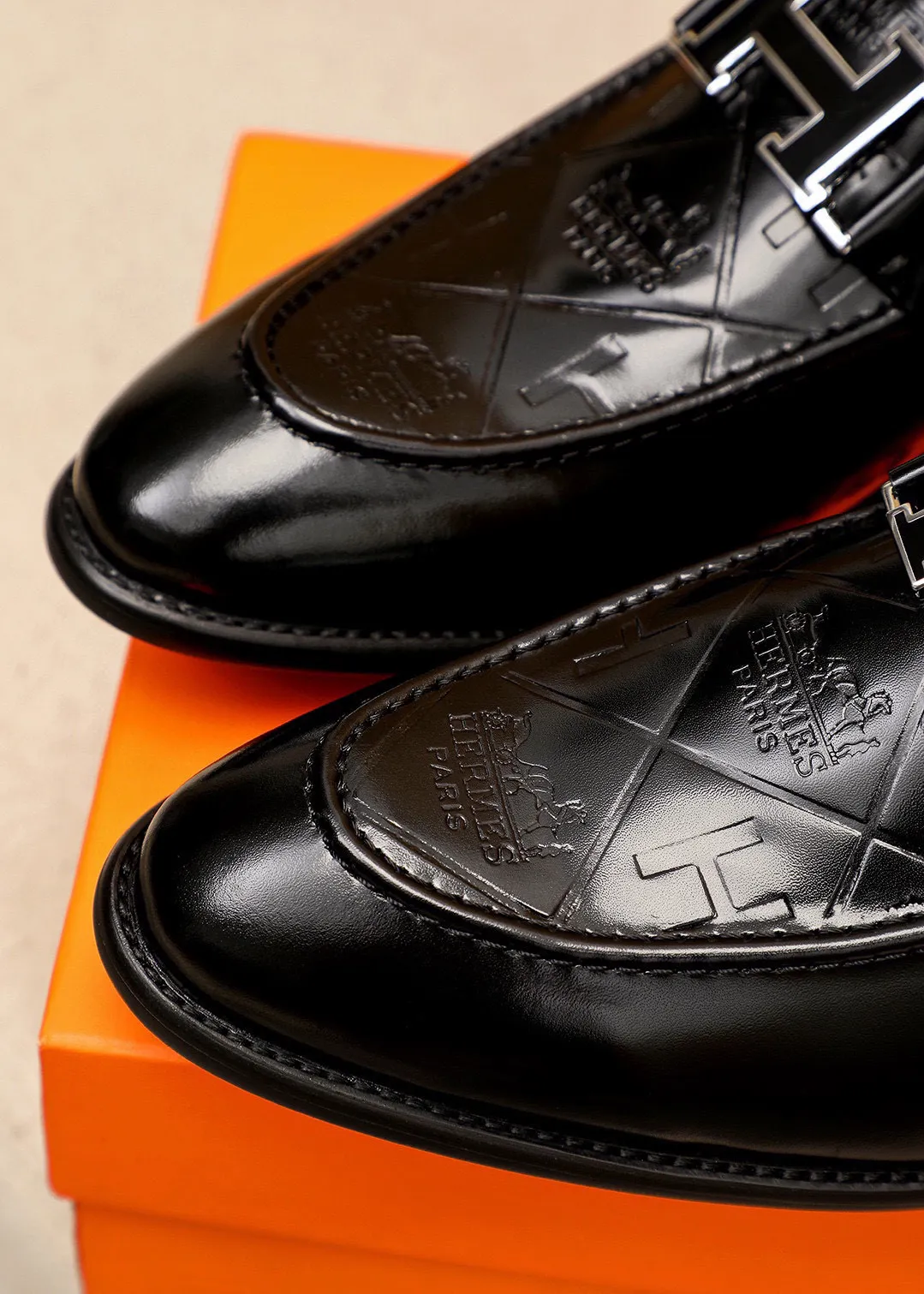 Men's shoes 💰460 💐 Product trademark: HERMES "Hermès" casual leather shoes Regular size: 39-44 (38.45.46🉑️Customized) Product materials: Selected imported first-layer open-edge beaded calfskin embossed upper + classic hardware buckle, imported water-dyed 🐂 cowhide lining. Strong three-dimensional visual effect, combined outsole Color: 1⃣️color optional
